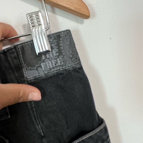 We the free  Major Leagues Mid-Rise Cuffed Jeans Black Wash size 28” - Picture 7 of 13